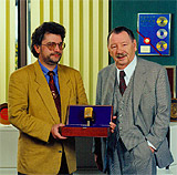 Bild: Ernst Mosch erhält 1995 das Goldene Mikro